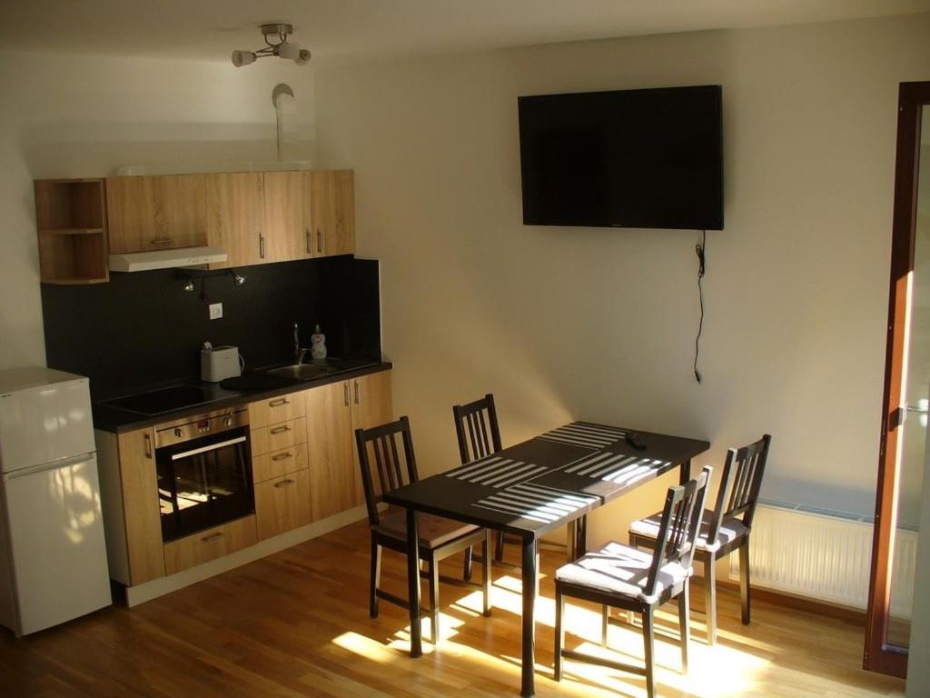 Garden Apartment With Garage In Central Prag Exterior foto