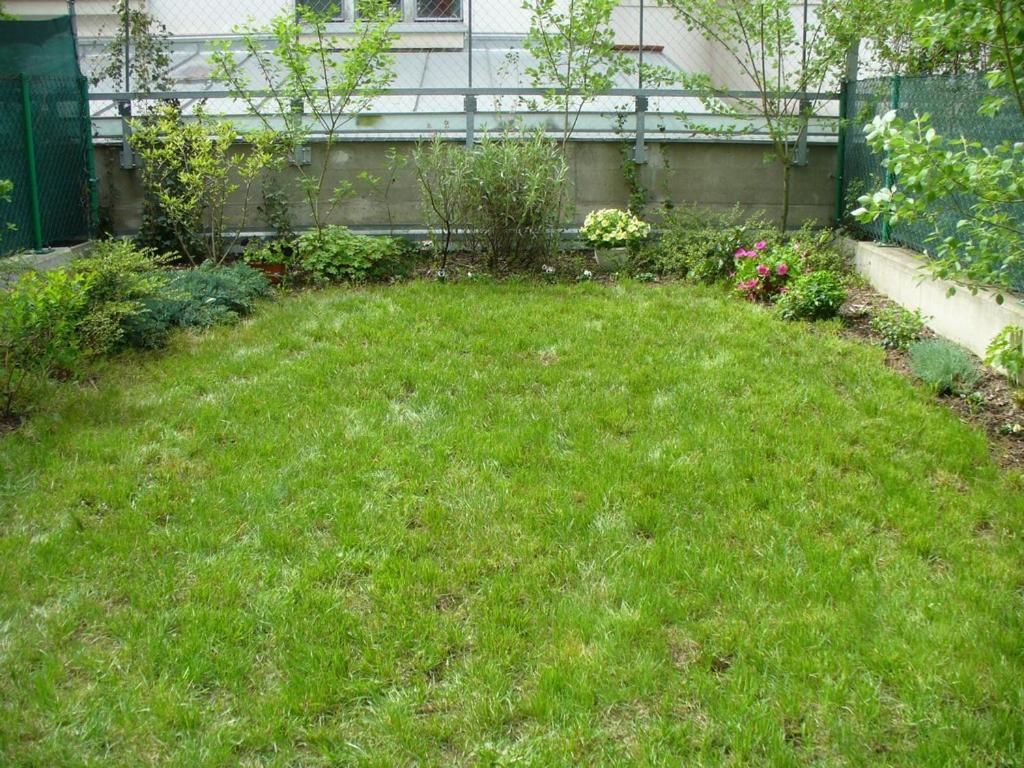 Garden Apartment With Garage In Central Prag Exterior foto